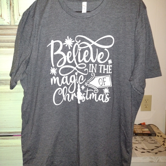 Believe in the magic of Christmas shirt. Gray in multiple sizes - Picture 4 of 7